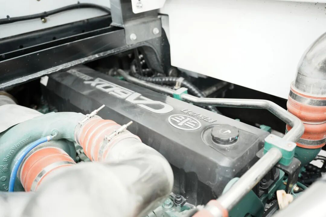 ¡Cubrimos múltiples áreas mineras! Los camiones mineros con motor FAW CA6DX3 se destacan entre la multitud.