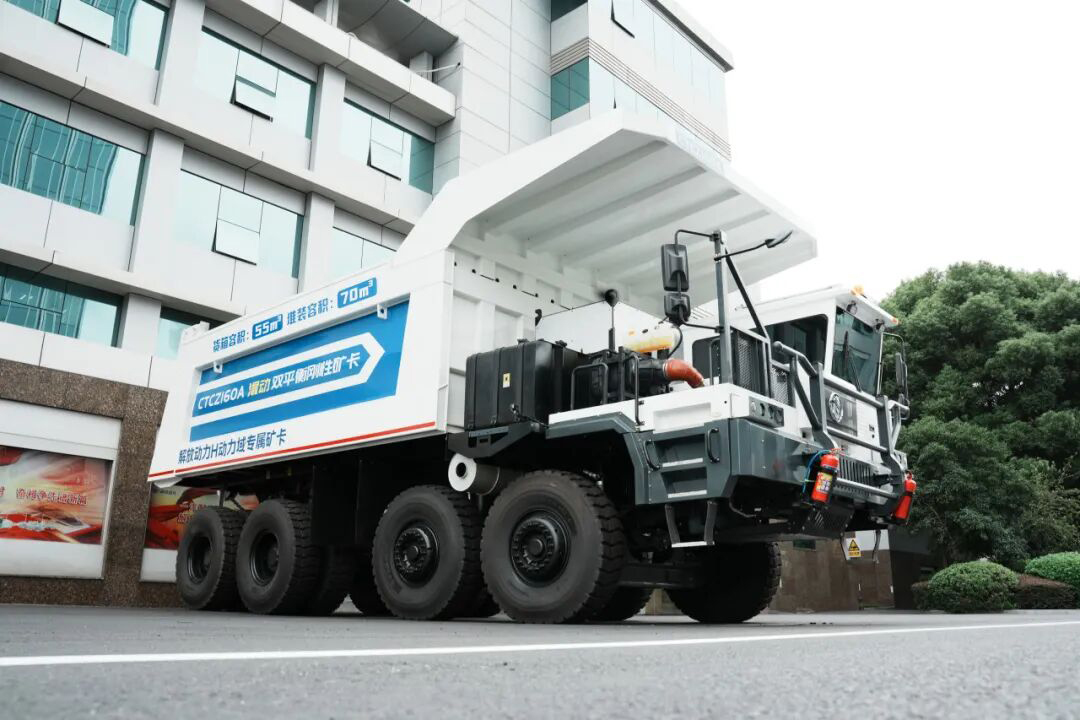 ¡Cubrimos múltiples áreas mineras! Los camiones mineros con motor FAW CA6DX3 se destacan entre la multitud.